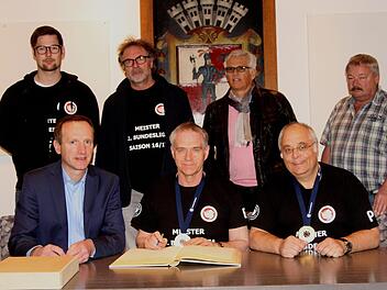 Beim Eintrag ins goldene Buch (vorne von links): Bürgermeister Michael Ziegler, VC-Manager Rolf Werner, Vorsitzender Peter Knieling. Hinten von links: Kapitän Sebastian Richter, die Sponsoren Karl Pensl und Reiner Dümpert sowie Finanzvorstand Norbert Raab.  Foto: Günther Geiling