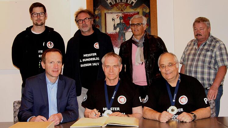 Beim Eintrag ins goldene Buch (vorne von links): Bürgermeister Michael Ziegler, VC-Manager Rolf Werner, Vorsitzender Peter Knieling. Hinten von links: Kapitän Sebastian Richter, die Sponsoren Karl Pensl und Reiner Dümpert sowie Finanzvorstand Norbert Raab.  Foto: Günther Geiling
