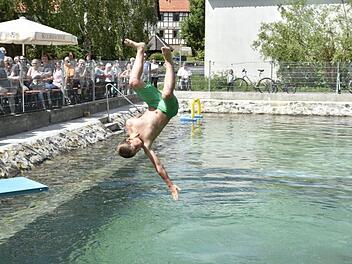Niklas Wagner war einer der ersten Jugendlichen, der mit einem Salto in das Schwimmbecken sprang.