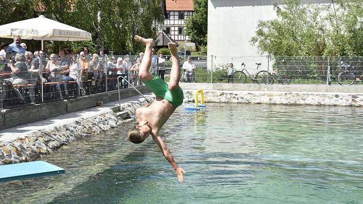 Niklas Wagner war einer der ersten Jugendlichen, der mit einem Salto in das Schwimmbecken sprang.