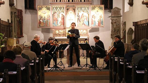 Die Kindertotenlieder von Gustav Mahler nach Gedichten von Friedrich R&uuml;ckert komponiert f&uuml;r Bariton und ein Streichquartett waren Werke, die das "R&uuml;ckert Ensemble" am Samstag in Ebern pr&auml;sentierte. Gesungen wurden die Verse der f&uuml;nf Lieder von dem Italiener Simone Marchesini. Foto Johanna Eckert