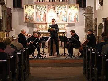 Die Kindertotenlieder von Gustav Mahler nach Gedichten von Friedrich Rückert komponiert für Bariton und ein Streichquartett waren Werke, die das "Rückert Ensemble" am Samstag in Ebern präsentierte. Gesungen wurden die Verse der fünf Lieder von dem Italiener Simone Marchesini. Foto Johanna Eckert