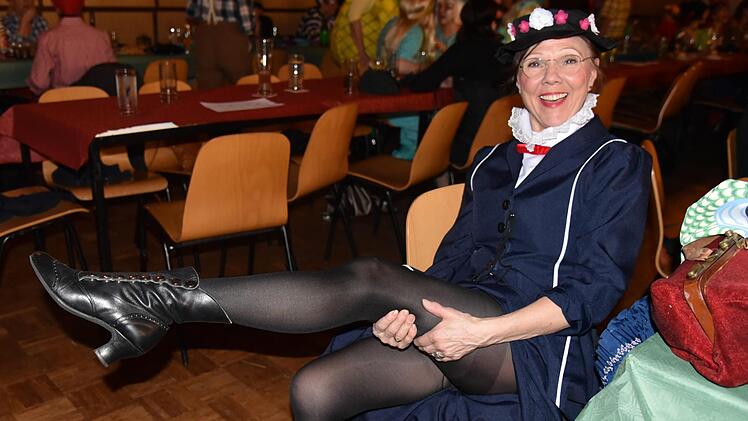Helga Schneider ist Stammgast beim Weiberfasching, als Mary Poppins zeigte sie diesmal Bein. Foto: Gabi Arnold