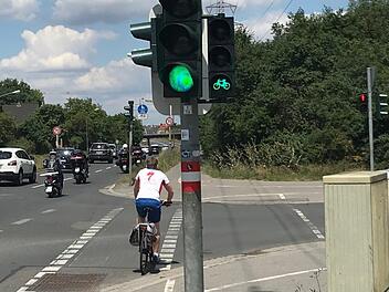 Gefährliche Situation an der Einfahrt der Pödeldorfer Straße am Berliner Ring in Bamberg: Der Radfahrer hat Grün, der Fußgänger Rot.  M. Wehner