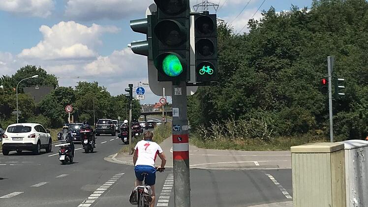 Gefährliche Situation an der Einfahrt der Pödeldorfer Straße am Berliner Ring in Bamberg: Der Radfahrer hat Grün, der Fußgänger Rot.  M. Wehner