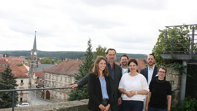 Sie blicken schon mal auf die Filmkulisse und freuen sich auf den Drehbeginn (von links): Valerie Adamer, Simon Hopp, Stefan Wicklein, Angela Hofmann, Alexander Süß und Kerstin Löw  Foto: Maria Löffler