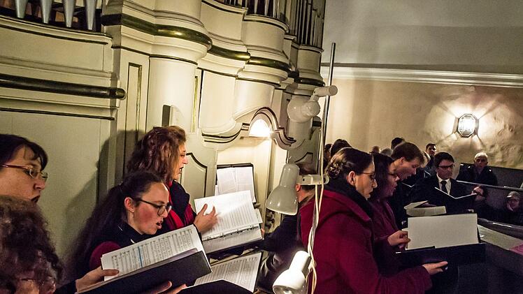 Stimmungsvoll: Ein Projektchor mit Sängern aus der Region Coburg, aus Thüringen, Sachsen und Sachsen-Anhalt gestaltete ein Konzert in Niederfüllbach.Foto: Jochen Berger