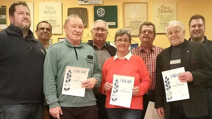 Der SV Fischbach freut sich über die Ehrung langjähriger Mitglieder. Das Bild zeigt (von links) BLSV-Kreisvorsitzenden Mario Schmid, Zweiten Vorsitzenden Udo Pohl, Heinz Schnapp, Gottfried Bayer, Gertrud Schneider, Werner Bauer, Fred Neubauer und Vorsitzenden Max Pohl. Foto: Heike Schülein