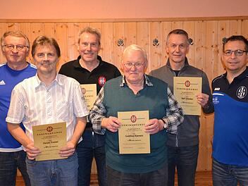 Ehrungen beim VfR Sulzthal: Auf dem Bild sind zu sehen (von links) 1. Vorstand Peter Fenn, Harald Tremer (40 Jahre), Dietmar Neder (40 Jahre), Gottfried Klement (65 Jahre), Ralf Schie&szlig;er (25 Jahre), Stefan Seufert (2. Vorstand).  Foto: Mario Eberlein