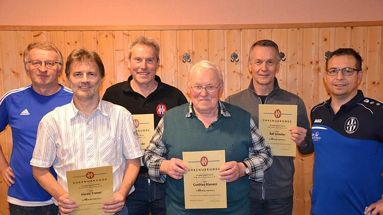 Ehrungen beim VfR Sulzthal: Auf dem Bild sind zu sehen (von links) 1. Vorstand Peter Fenn, Harald Tremer (40 Jahre), Dietmar Neder (40 Jahre), Gottfried Klement (65 Jahre), Ralf Schie&szlig;er (25 Jahre), Stefan Seufert (2. Vorstand).  Foto: Mario Eberlein