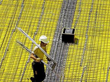 Bauleute (im Bild ein Eisenflechter) kommen mit der Arbeit kaum hinterher. Der Boom der Branche f&uuml;hrt zu vollen Auftragsb&uuml;chern und Rekordums&auml;tzen. Davon sollen jetzt auch die Besch&auml;ftigten profitieren, fordert die IG BAU. Foto: IG BAU