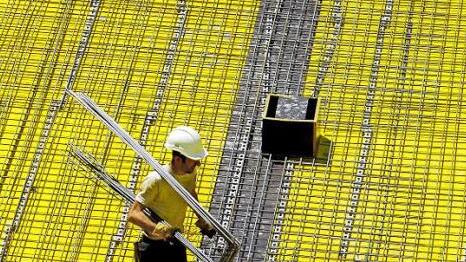 Bauleute (im Bild ein Eisenflechter) kommen mit der Arbeit kaum hinterher. Der Boom der Branche f&uuml;hrt zu vollen Auftragsb&uuml;chern und Rekordums&auml;tzen. Davon sollen jetzt auch die Besch&auml;ftigten profitieren, fordert die IG BAU. Foto: IG BAU