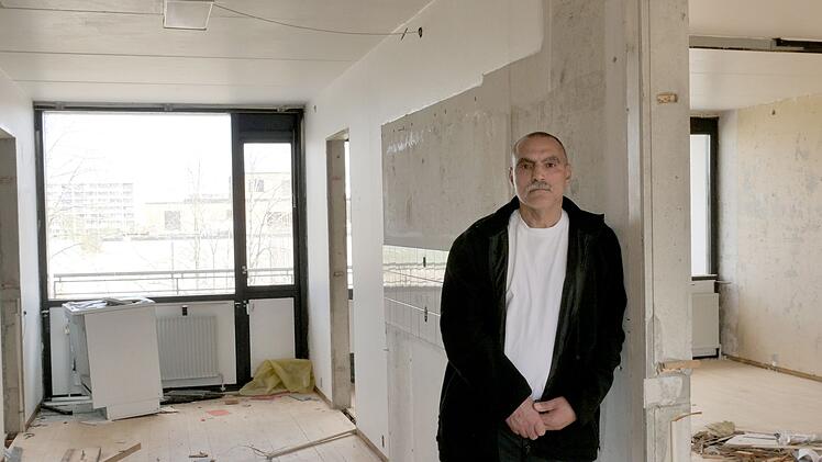 Der Asylsuchende Ezzedine Assam in einem geräumten Wohnblock in Gellerup. Die Gemeinde dezimiert den Anteil der Ausländer.