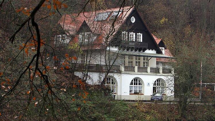 Schmuckstück im Hain: Die jetzt als Asylbewerberheim genutzte Jugendherberge Wolfsschlucht steht vor einer unsicheren Zukunft, weil das Geld für die Sanierung fehlt.   Foto: M. Hoch