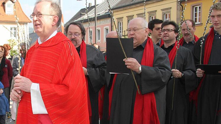 Dekan Hans Roppelt und die Mitglieder der Schola führen den Zug zur Kirche an.