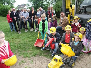 Zum ersten Spatenstich für die Generalsanierung des Mainleuser Kindergartens "Schutzengelheim", das neue Zentrum für Kinder und Familien, hatten die Mädchen und Jungen alle ihre Baufahrzeuge und -gerätschaften aufgeboten. Foto: Sonja Adam
