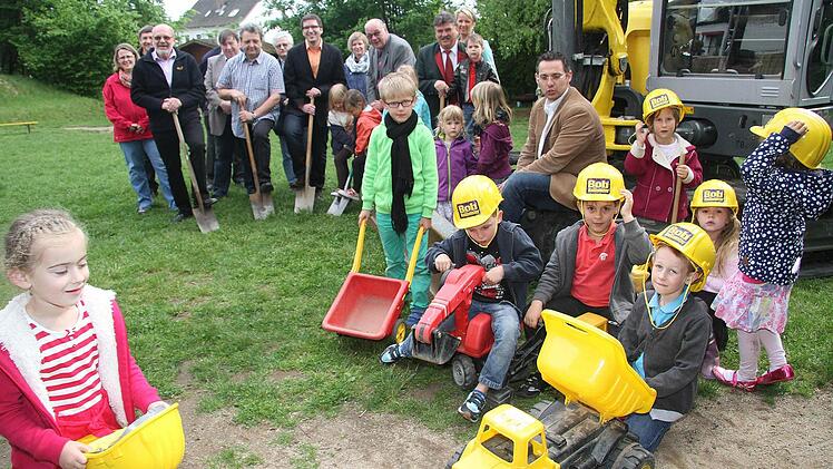 Zum ersten Spatenstich für die Generalsanierung des Mainleuser Kindergartens "Schutzengelheim", das neue Zentrum für Kinder und Familien, hatten die Mädchen und Jungen alle ihre Baufahrzeuge und -gerätschaften aufgeboten. Foto: Sonja Adam