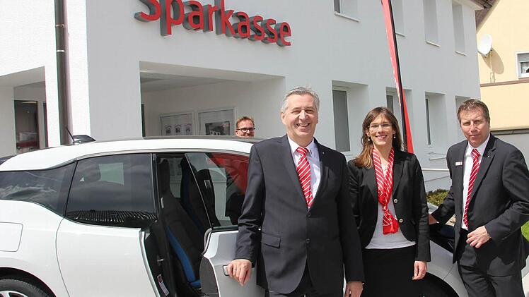 Vorstandsvorsitzender Klaus-Jürgen Scherr sowie Kerstin Emrich und Ulli Förtsch von der Unternehmenskommunikation (vorne, von links). Im Hintergrund Gebietsdirektor Markus Lieb. Foto: Friedwald Schedel