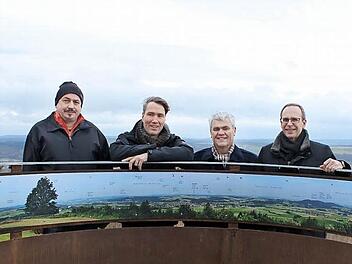 Kirchenrat Winfried Lieb, Fachberater Michael Stromer, Bürgermeister Bernhard Storath und Landrat Christian Meißner (von links) sind zufrieden mit der Aussichts-Spinne.  Fotos: Thomas Heucling