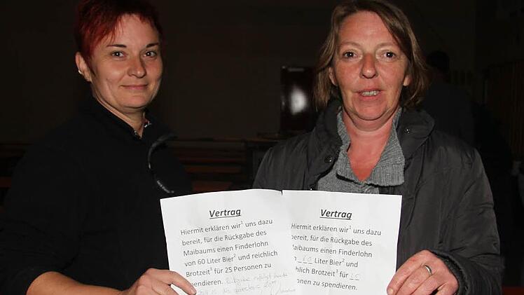 Mit einem schriftlichen Vertrag haben sich die Buchauer verpflichtet, 60 Liter Bier und eine Brotzeit für 25 Personen zu spendieren, zeigen Karin Müller und Andreas Geißler.