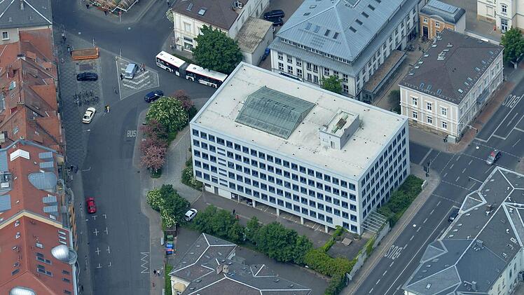 Das Flachdach muss repariert werden, Fester und Fassade sind soweit in Ordnung. Wann das ehemalige Kreiswehrersatzamt (im Vordergrund) Bürgerrathaus wird, steht noch nicht fest.  Foto: Ronald Rinklef