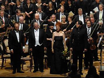 Dirigent Burkard Ascherl (links) im Max-Littmann-Saal mit den Solisten sind Rodrigo Garros Parulo (Tenor), Sophie de Montmollin (Sopran) und Roland Hartmann (Bariton). Foto: Gerhild Ahnert