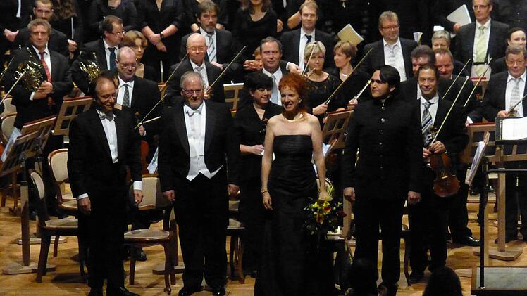 Dirigent Burkard Ascherl (links) im Max-Littmann-Saal mit den Solisten sind Rodrigo Garros Parulo (Tenor), Sophie de Montmollin (Sopran) und Roland Hartmann (Bariton). Foto: Gerhild Ahnert