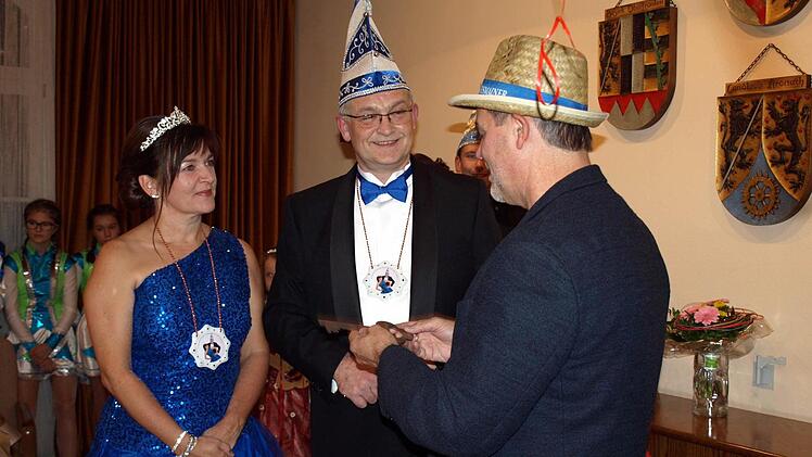 Bürgermeister Gerhard Wunder übergibt den Rathausschlüssel an das Prinzenpaar Robert I. und Sabine I. Foto: Susanne Deuerling