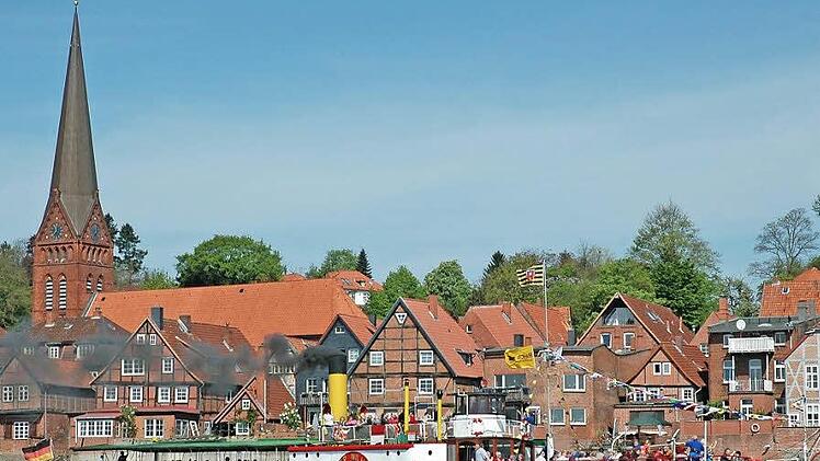 Die Lage direkt an der Elbe hat die Entwicklung Lauenburgs seit Jahrhunderten geprägt. Historische Schiffe wie der Raddampfer "Kaiser Wilhelm" starten bis heute zu Rundfahrten.  Foto: djd/Stadt Lauenburg/Elbe/A.Westphalen