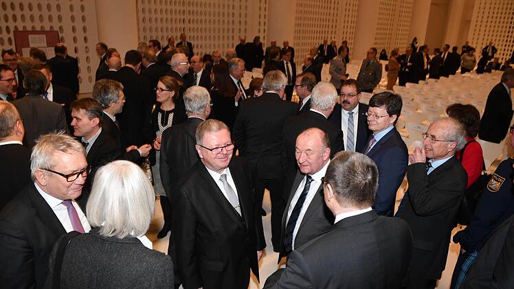 Blick auf einen kleinen Teil der mehr als 300 Gäste in der Bamberger Uni-Aula Foto: Ronald Rinklef