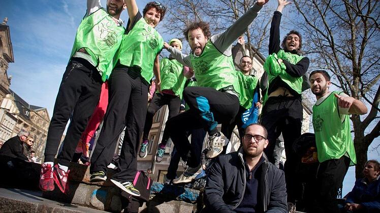 Sind nicht zu bremsen: Teilnehmer und Initiatoren von "Kein Mensch läuft illegal" (oben, Mitte: Frederic Heisig).  Foto: Alexander Roßbach