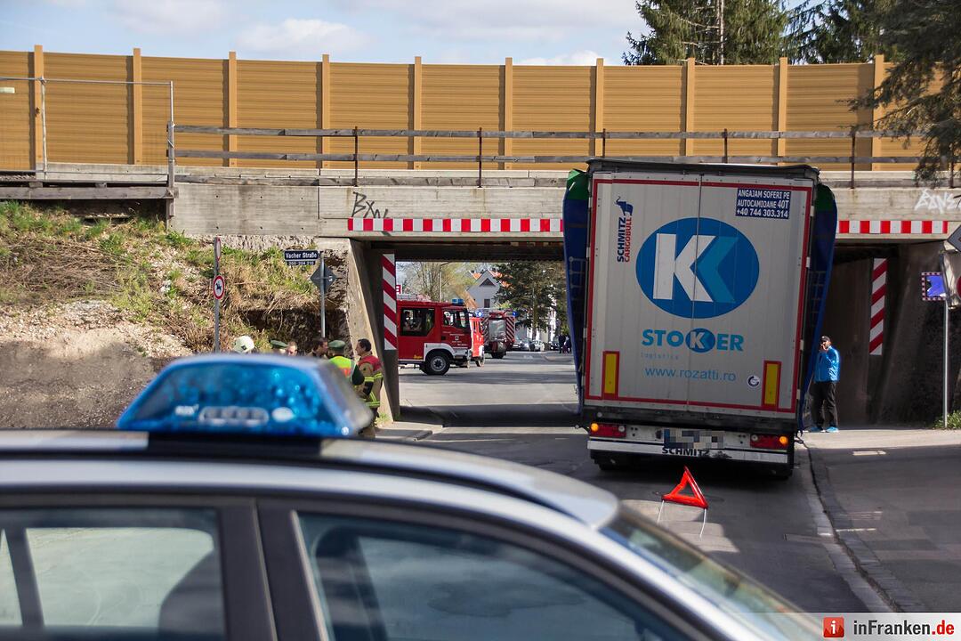 Laster steckt in Bahnunterführung in Vach fest