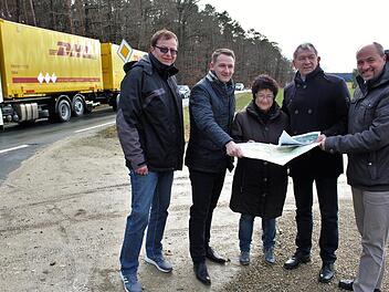Besprechung an der viel befahrenen Staatsstraße 2262 oberhalb von Reichmannsdorf.  Im Bild von links Stadtrat Richard Reheuser, Bürgermeister Johannes Maciejonczyk (Burgebrach), Stadträtin Irene Ehrbar, Landrat Johann Kalb und Bürgermeister Johannes Krapp (Schlüsselfeld)