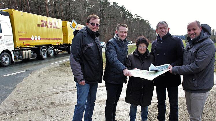 Besprechung an der viel befahrenen Staatsstraße 2262 oberhalb von Reichmannsdorf.  Im Bild von links Stadtrat Richard Reheuser, Bürgermeister Johannes Maciejonczyk (Burgebrach), Stadträtin Irene Ehrbar, Landrat Johann Kalb und Bürgermeister Johannes Krapp (Schlüsselfeld)