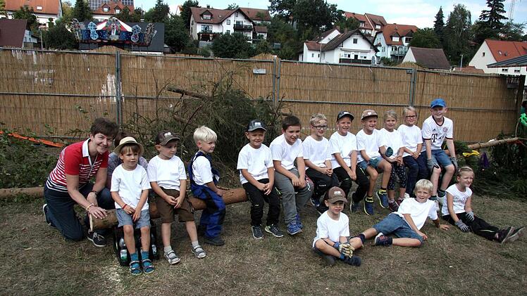 Die Mini-Ortsburschen und Madle präsentieren stolz ihren geschmückten Baum.
