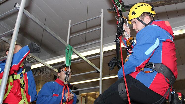 F&uuml;r die Rettung bekommen wird den Insassen eine Rettungswindel angelegt. Cindy D&ouml;tschel