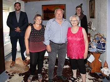 80. Geburtstag im Kreise seiner Familie feierte Rudi Gick aus Michelau. Herzliche Glückwünsche überbrachten auch die Dekanin Stefanie Ott-Frühwald und Bürgermeister Dirk Rosenbauer. Foto: Klaus Gagel