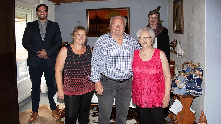 80. Geburtstag im Kreise seiner Familie feierte Rudi Gick aus Michelau. Herzliche Glückwünsche überbrachten auch die Dekanin Stefanie Ott-Frühwald und Bürgermeister Dirk Rosenbauer. Foto: Klaus Gagel