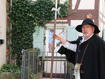 Im historischen Gewand mit Hellebarde - so führt Nachtwächter Rainer Kirch die Gäste durch Münnerstadt und erzählt von den bewegten Geschichte des Städtchens. Archiv/Thomas Malz