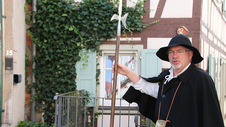 Im historischen Gewand mit Hellebarde - so führt Nachtwächter Rainer Kirch die Gäste durch Münnerstadt und erzählt von den bewegten Geschichte des Städtchens. Archiv/Thomas Malz