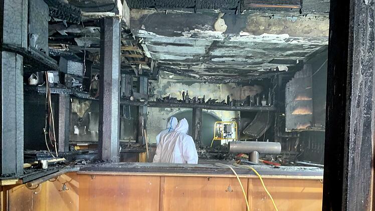 Nach Brandstiftung in Kultkneipe: Feuerwehr hilft betroffener Wirtin