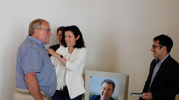 Staatsministerin  Dorothee Bär steckt Philipp Bauernschubert, dem einzigen noch lebenden Gründungsmitglied des Thundorfer CSU-Ortsverbandes (50 Jahre), die Ehrennadel an. Im Hintergrund  Kreisvorsitzender MdL Sandro Kirchner, rechts Ortsverbands-Vorsitzender Moritz Dekant.