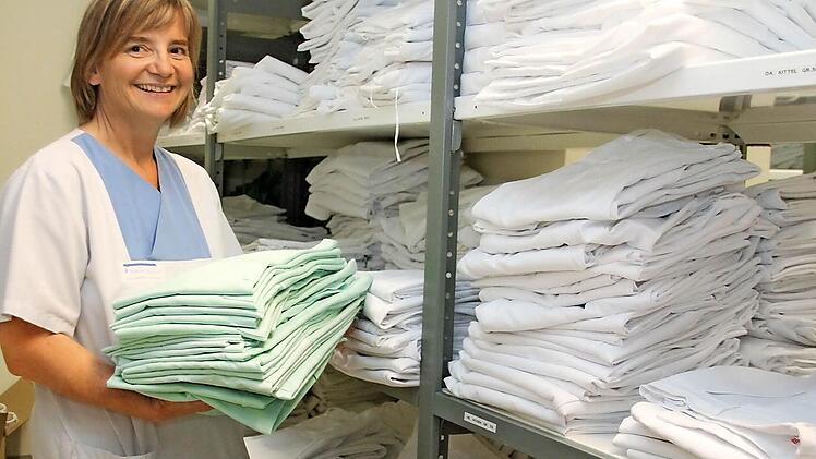 Die Herrin der Dienstkleidung: Hauswirtschaftsleitung Sabine Leuschner sorgt am Klinikum dafür, dass rund 1100 Mitarbeiter täglich mit sauberer Arbeitskleidung ausgestattet sind. Der Löwenanteil der Kleidung ist weiß, aber es gibt Unterschiede. Fotos: Dagmar Besand