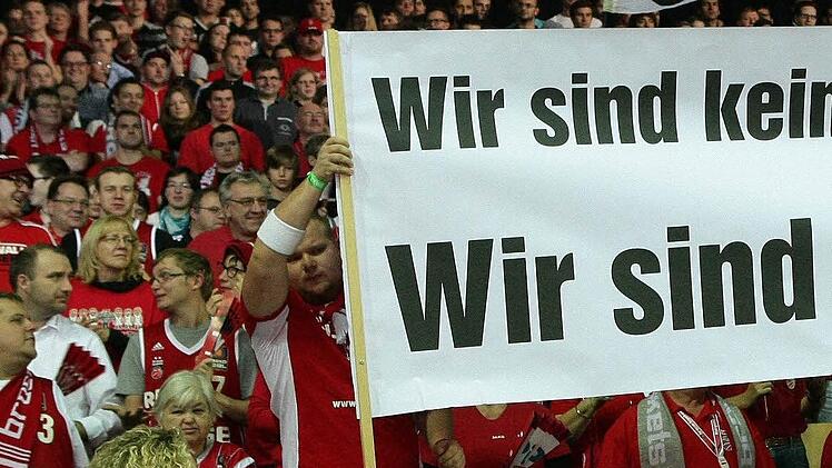 Protest mit Plakat: Die Anhänger der Brose Baskets drückten Donnerstagabend in der Bamberger Brose-Arena ihre Sorge aus, der Verein könnte zu sehr vom Hauptsponsor abhängig werden. Foto: sportpress