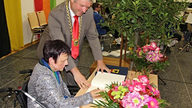 Siegrid Carl wurde die Ehre zuteil, sich im Goldenen Buch der Stadt Ebern eintragen zu dürfen.