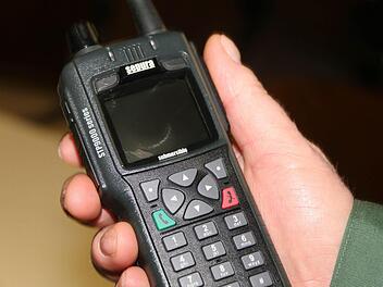 Schon seit Monaten im polizeilichen Einsatz sind die neuen Digitalfunkgeräte. Die Funklöcher im Bereich der Hammelburger Inspektion sind nahezu verschwunden.  Foto: Gerd Schaar