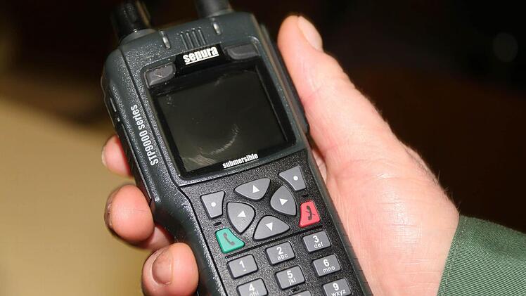 Schon seit Monaten im polizeilichen Einsatz sind die neuen Digitalfunkgeräte. Die Funklöcher im Bereich der Hammelburger Inspektion sind nahezu verschwunden.  Foto: Gerd Schaar