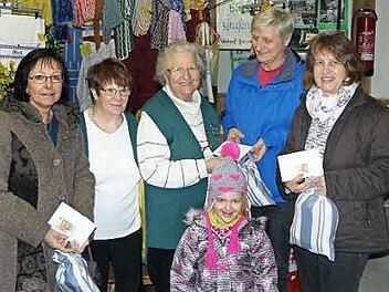 Heidi Kirschenlohr, Waldtraud Bublitz, Inge Erhardt, die kleine Mina, Maria Ribbrock und Regina Stumpf (von links) bei der Übergabe der Spende  Foto: K.-P. Wulf