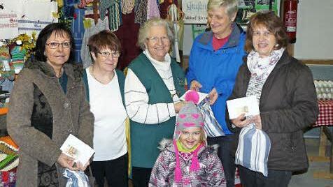 Heidi Kirschenlohr, Waldtraud Bublitz, Inge Erhardt, die kleine Mina, Maria Ribbrock und Regina Stumpf (von links) bei der Übergabe der Spende  Foto: K.-P. Wulf