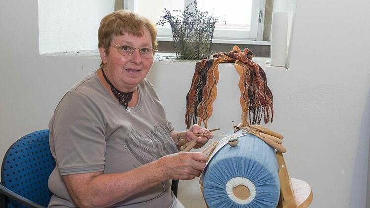 Hildegard Stäblein beim Klöppeln an ihrem speziellen Kissen.